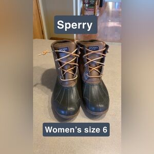 Women’s Sperry boots size 6, please read description